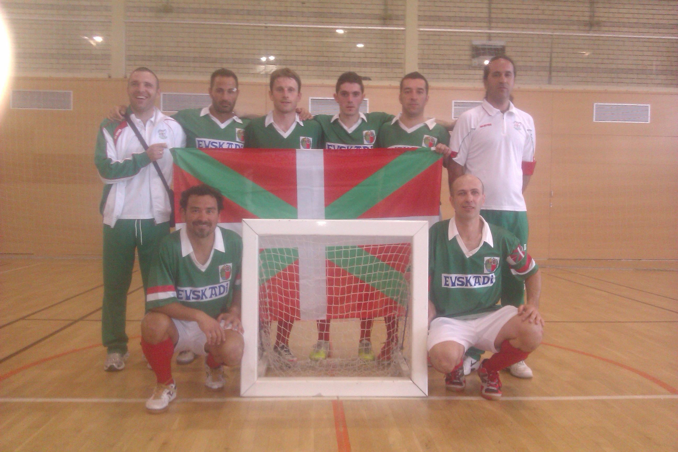 ¡¡¡ EL DIARIO GARA PUBLICA UN REPORTAJE SOBRE NUEVAS MODALIDADES DEPORTIVAS, INCLUYENDO EL FUTNET Y EL MIKROFUTSAL !!!( Publicación de fotos en edición impresa de las dos selecciónes )
